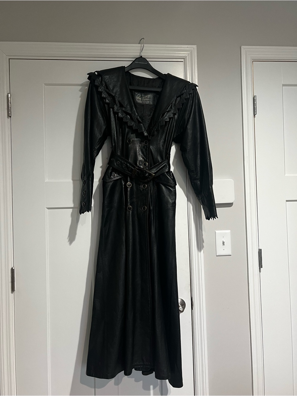 Black Leather Trench Coat with Belt are by Eva Popović costume design - Picture 4 of 9